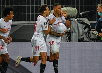 مانشستر يونايتد يسعى إلى ضم مدافع إشبيلية