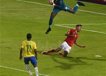 خبير تحكيمي حكم مباراة الأهلي وصن داونز تغاضى عن ركلتي جزاء وارتكب أخطاء فادحة