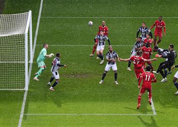 أليسون بعد هدفه القاتل أمام وست بروميتش لم أعرف كيف أحتفل والله وضع يده فوق رأسي