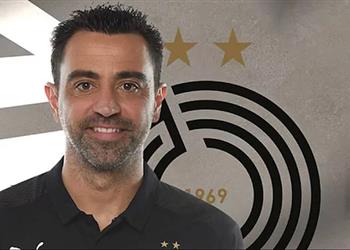 تشافي يصل إلى برشلونة ويرد على أنباء خلافته لـ كومان