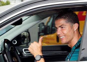 فيديو هل اقترب الرحيل عن يوفنتوس شركة شحن تنقل سيارات رونالدو من أمام منزله في تورينو