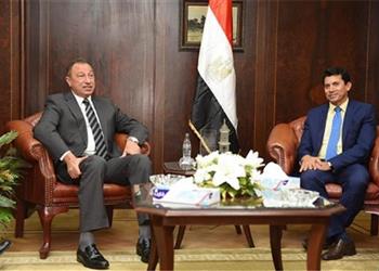 وزير الرياضة يدعم الا هلي قبل مواجهة صن داونز والخطيب يشكره