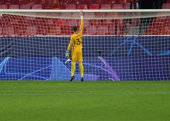 ليفربول يسعى للانقضاض على حارس إشبيلية وضمه مجان ا