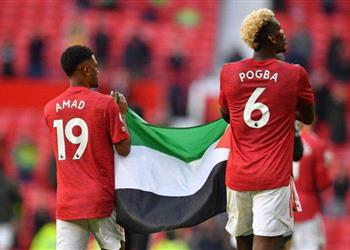 فيديو بوجبا وديالو يرفعان علم فلسطين في مباراة مانشستر يونايتد وفولهام
