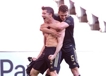 فيديو بايرن ميونخ ينهي موسمه بخماسية أمام أوجسبورج في الدوري الألماني