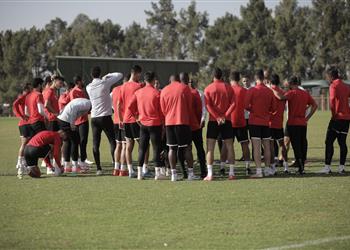 صورة بعثة الأهلي تتجه إلى مطار جوهانسبرج وموسيماني يجتمع مع جهازه المعاون