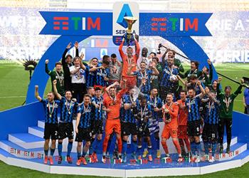 فيديو إنتر ميلان يكرر إنجاز ا غائب ا منذ 14 عام ا بعد التتويج بالدوري الإيطالي