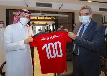 يحمل رقم 100 أحمد مجاهد يهدي رئيس الاتحاد العربي قميص منتخب مصر