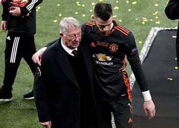 م ستعين ا بالسير فيرجسون دي خيا يرد على الانتقادات بعد خسارة لقب الدوري الأوروبي