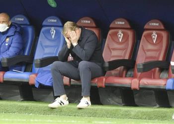 فوكس سبورتس نقل كومان مدرب برشلونة إلى المستشفى