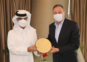 رئيس الاتحاد القطري ي هنئ الأهلي والخطيب بعد التتويج بالسوبر الإفريقي
