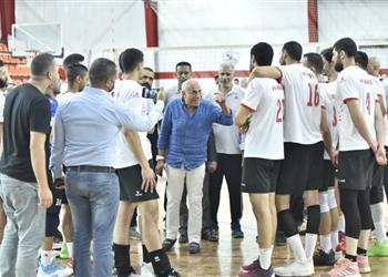 صور رئيس الزمالك يطالب لاعبي الطائرة بدرع الدوري