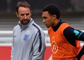 ساوثجيت تحدثت مع أرنولد بعد ظهور قصص غريبة بشأن استبعاده من يورو