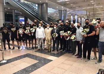 حسين لبيب يستقبل بعثة سلة الزمالك في مطار القاهرة بعد حصد بطولة إفريقيا