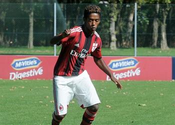 ترك رسالة مؤثرة انتحار لاعب ميلان السابق بسبب تعرضه للعنصرية