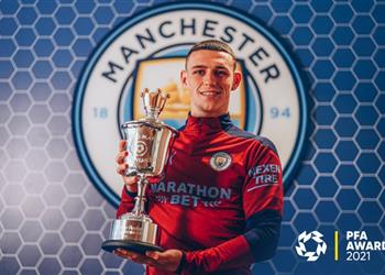 رسمي ا فودين يفوز بجائزة أفضل لاعب شاب في البريميرليج من رابطة اللاعبين المحترفين