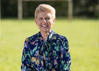 منذ 157 عام ا ديبي هيويت أول امرأة تتولى رئاسة الاتحاد الإنجليزي لكرة القدم