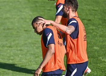 بعد رفض اعتذاره مبابي ينحي خلافاته مع جيرو من أجل يورو 2020