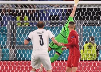 فيديو الحكم يرفض احتساب ركلة جزاء لـ إيطاليا أمام تركيا في يورو 2020