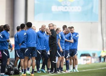 مدرب فنلندا يكشف ما قاله للاعبيه بعد سقوط إريكسن واستئناف مباراة الدنمارك