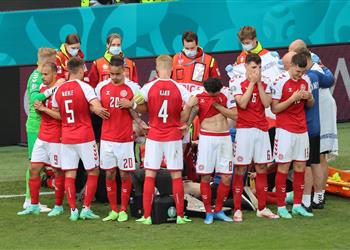 شمايكل قرار استئناف مباراة الدنمارك وفنلندا بعد إصابة إريكسن سخيف