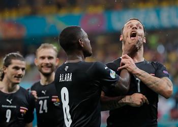 ألابا يمنع أرناوتوفيتش من الانفعال على مدرب النمسا أثناء احتفاله بهدفه في اليورو