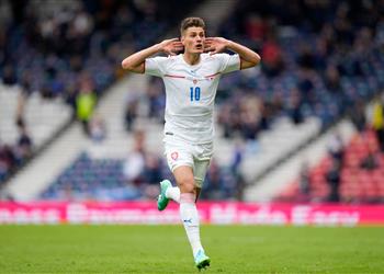 فشل طبي ا في يوفنتوس وأنقذه روما من هو باتريك شيك صاحب الهدف الخرافي في يورو 2020