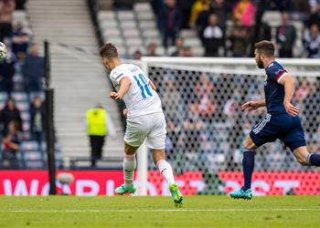 باتريك شيك عن هدفه الخرافي أمام اسكتلندا لاحظت تقدم الحارس منذ الشوط الأول