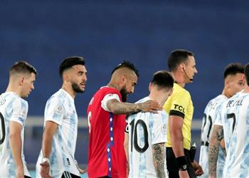 صور ميسي وفيدال يتبادلان القمصان بعد تعادل الأرجنتين وتشيلي