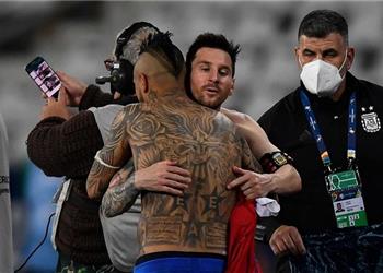 فيدال لـ ميسي بعد تبديل القميص معه من الجميل رؤيتك أيها الكائن الفضائي