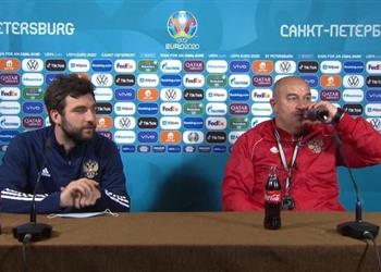 مدرب روسيا يرفض نصيحة كريستيانو رونالدو ويشرب زجاجة كوكاكولا بمؤتمره الصحفي