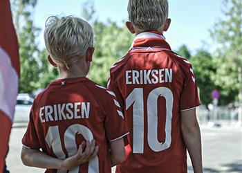 صور لافتات رائعة من جماهير الدنمارك لدعم إريكسن قبل مواجهة بلجيكا