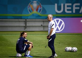 ديشامب يتغزل في جريزمان مبدع يغير قواعد المباراة ومن أعظم لاعبي العالم