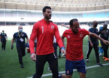 صور بسبب تعرضهم للاختناق لاعبو الأهلي يغادرون ملعب مباراة الترجي