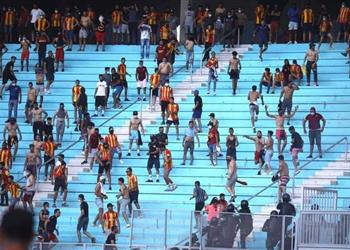 بعد الأهلي لاعبو الترجي والحكام يغادرون الملعب وقوات أمن إضافية لإيقاف شغب الجماهير