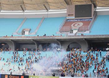 اجتماع عاجل بين الأهلي والترجي والحكم لحسم مصير المباراة وأبو عبلة يرفض نزول اللاعبين الملعب