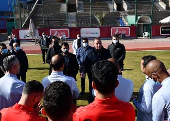 وزير الرياضة يطمئن على بعثة الأهلي بعد شغب جماهير الترجي
