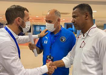 صلح و ضحك بين أروابارينا ومدرب الرجاء بعد مؤتمر مباراة بيراميدز