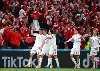 فيديو الدنمارك تحقق معجزة وتتأهل إلى دور الـ16 برباعية أمام روسيا في يورو 2020