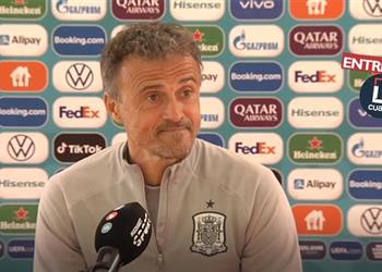 إنريكي ساخر ا من شائعات رحيله عن إسبانيا أفكر في التجديد