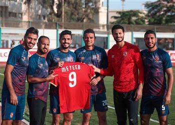 لاعبو الأهلي يدعمون عماد متعب بعد إعلانه السفر في رحلة علاجية