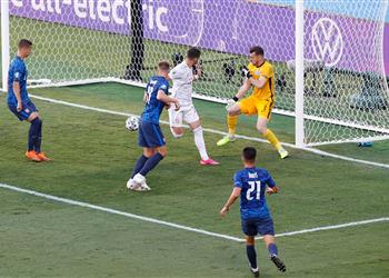 فيديو بعد دخوله بدقيقة توريس يسجل هدف إسبانيا الرابع بـ الكعب أمام سلوفاكيا