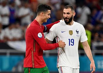 فيديو كريستيانو رونالدو يستبدل قميصه مع بنزيما بين شوطي مباراة البرتغال وفرنسا