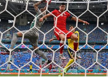 حارس السويد فرص ليفاندوفسكي سببت فوضى عارمة بالنسبة لنا