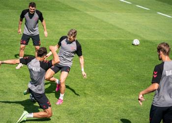 إريكسن يظهر في تدريبات الدنمارك قبل مواجهة ويلز