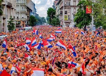 الأمن المجري يمنع الجماهير من رفع أعلام المثليين قبل مباراة هولندا والتشيك