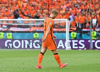 فيديو دي ليخت يحصل على بطاقة حمراء في مباراة هولندا والتشيك