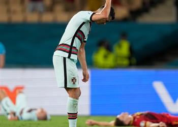 فيديو رونالدو يلقي شارة القيادة أرض ا بعد توديع البرتغال لـ يورو 2020 أمام بلجيكا