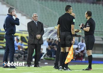 بطولات يكشف سبب تأخر انطلاق مباراة الزمالك ومصر للمقاصة