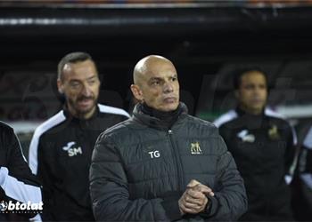 بيراميدز لبطولات تاكيس جونياس مدير ا فني ا خلف ا لـ أروابارينا ويقود الفريق أمام الأهلي